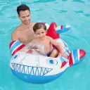 bouée bateau enfant dans l'eau.webp
